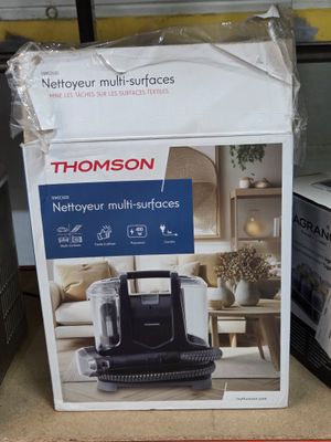 une boîte contenant divers articles posée sur le comptoir du magasin