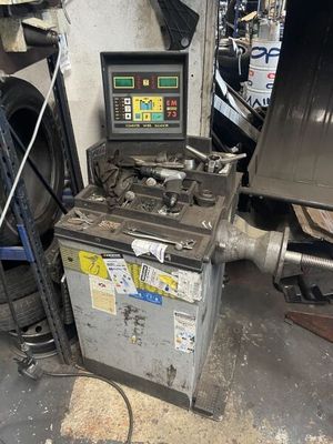 une machine qui se trouve à côté d'un tas de pneus