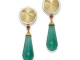 une paire de boucles d'oreilles en émeraude et or