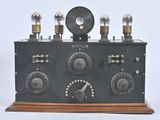 une radio à l'ancienne équipée de nombreux boutons différents