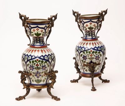 Une paire de vases balustres en verre opalin blanc émaillé à…