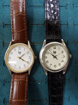 Trois types de montres différents sont présentés sur un fond bleu