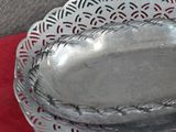 un plateau en argent posé sur une nappe rouge, avec des fourchettes et des cuillères
