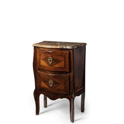 une photo d'une petite commode en bois avec un plateau en marbre