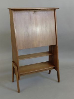 une image représentant une bibliothèque en bois avec une étagère