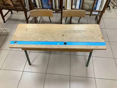 une table en bois ornée d'une bande bleue