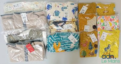 beaucoup de vêtements de bébé posés sur la table