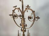 une image représentant un socle métallique surmonté d'une croix