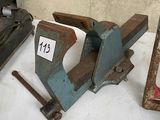 une pince posée sur une table à côté d'autres outils