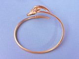 un gros plan d'une bague en or ornée d'un oiseau