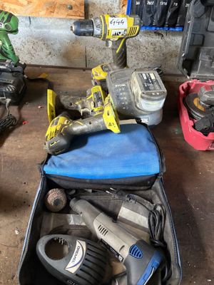 de nombreux outils qui traînent dans une valise
