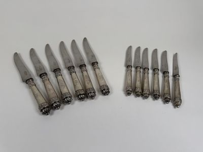Suite de 6 couteaux de table et 6 couteaux à entremet, les m…