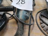 un grand nombre d'outils posés sur une table