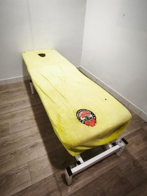 une planche de surf jaune posée sur un support dans une pièce