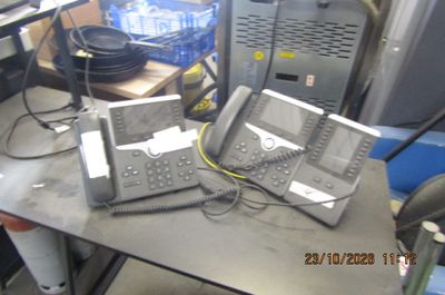 deux téléphones posés sur une table dans une pièce