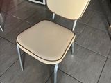 une chaise posée par terre devant un miroir