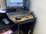 un bureau sur lequel se trouvent un ordinateur et un téléphone portable