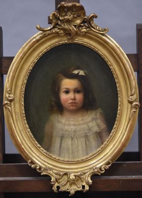 portrait d'une jeune fille en robe blanche, dans un cadre doré
