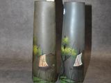 deux vases posés l'un à côté de l'autre sur une table