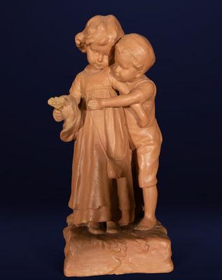 une image représentant une statue de deux enfants tenant un ours en peluche