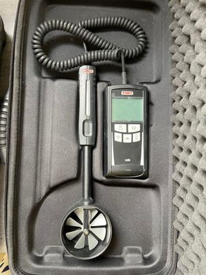 un étui noir contenant un téléphone et un cordon spiralé