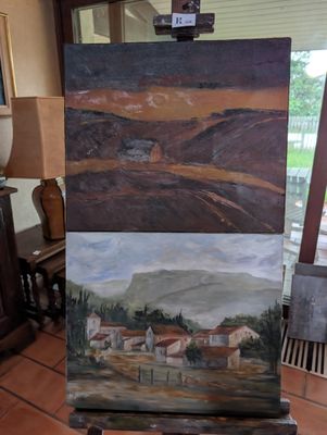 une image d'un tableau sur un chevalet dans une pièce