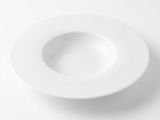 une assiette blanche posée sur une table blanche, sur laquelle est inscrit le chiffre 10