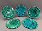 un lot de six assiettes vertes et blanches ornées de motifs