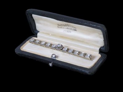un bracelet en argent présenté dans un écrin noir sur fond noir