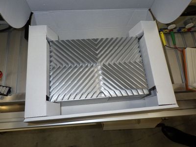 une boîte blanche contenant une grille métallique