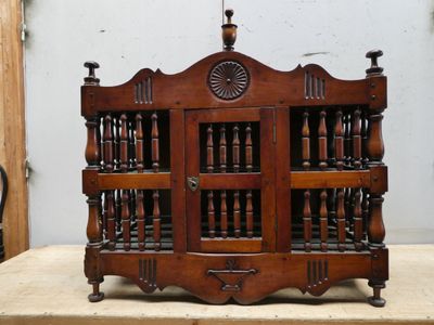 Panetière en noyer sculpté et tourné, à barreaux - Provence,…