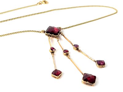 Collier plaqué or orné de grenats, montés sur une chaîne