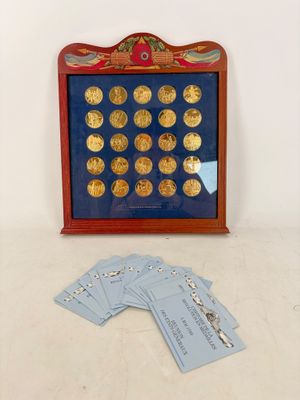 une photo représentant un assortiment de pièces d'or dans un cadre en bois