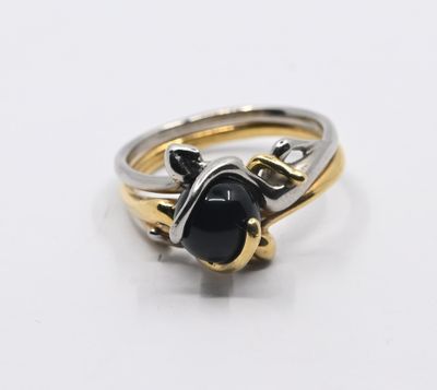 Gros plan sur une bague ornée d'une pierre noire