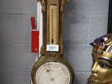 deux horloges accrochées au mur l'une à côté de l'autre