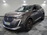 Le SUV gris est garé sur un sol en carrelage à damier.
