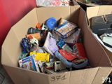 une boîte en carton remplie de différents types d'objets
