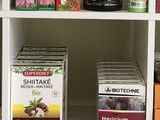 une étagère sur laquelle sont disposés de nombreux types d'aliments et de boissons