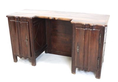 BUREAU A CAISSONS en noyer ouvrant en façade par deux portes…