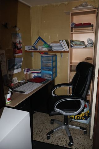 Bureau moderne deux caissons et fauteuil de bureau, étagère colon...