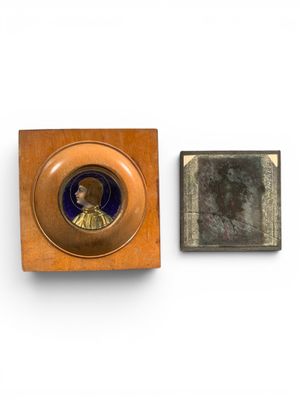 une image représentant une femme en robe bleue et une petite plaque en bois