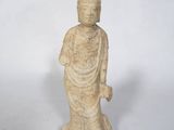statue d'une personne portant un chapeau sur fond blanc