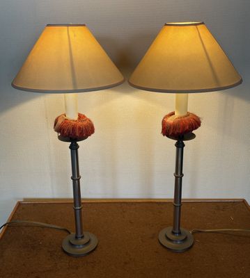 deux lampes posées sur une table sur laquelle se trouve une lampe