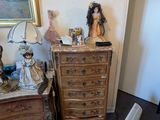 une pièce contenant un lit, une commode, une lampe et d'autres objets