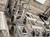 de nombreux chariots qui sont entreposés dans une pièce