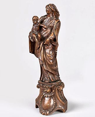 statue en bronze représentant une femme tenant un enfant dans ses bras, posée sur un socle
