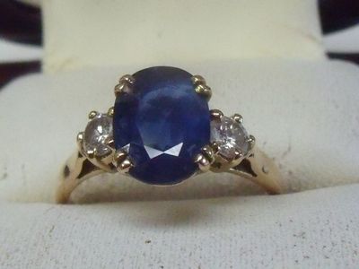 une image d'une bague en saphir bleu et diamant