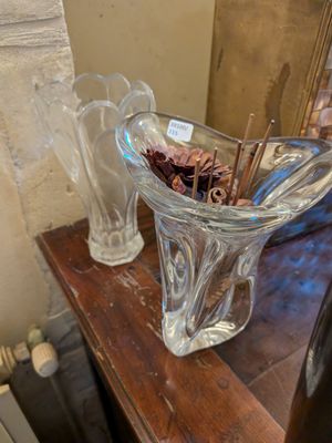 deux vases en verre posés sur une table à côté d'un miroir