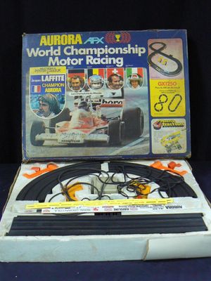 une boîte avec l'image d'une voiture de course à l'intérieur