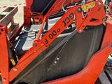 un gros plan d'un tracteur rouge équipé d'une fourche